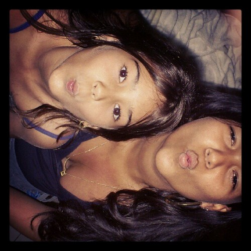 Yasmim: 9 anos , filha do @Deco20Oficial . Bruna ( @BruuhCerqueira ): 18 anos , diva e prima da yasmim ♡