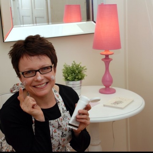 FrenchFacialist's profile picture. A keen advocate of integrative skincare and living well within your skin, I  am a French-born skin expert who is passionate about sharing my knowledge of skin.