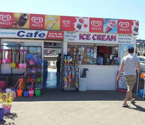 seafront cafe between Britannia Pier and Marina Centre in Great Yarmouth offering a wide selection of food and drink to eat in or take away