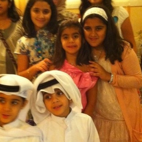 lautnergirl_b's profile picture. i am a capricorn i blow my candles on the 5 of jan i am the girl in the peach dress with the cardigan and white headband on top❤❤❤❤