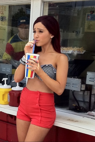 ILooveAriGrande's profile picture. Ari G