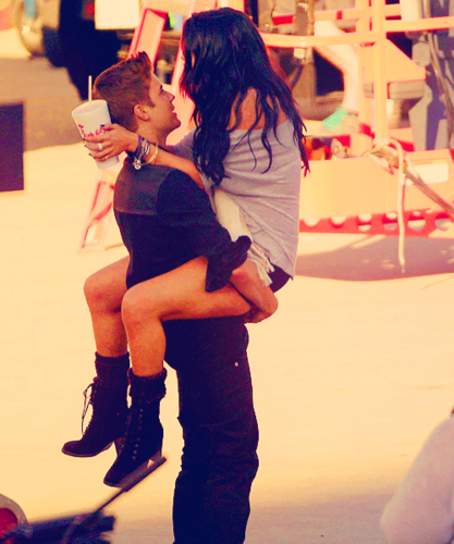 Why not let your love. Justin makes Selena happy, and he her, too. With hatred will not get anywhere. Let them see that support them. ♥ ♥ ♥ ``