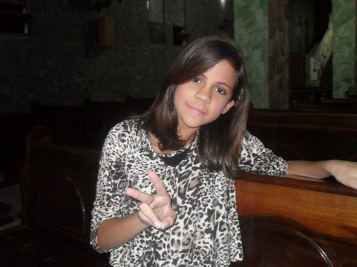 Elα que vive com α cαbeçα nα luα, com músicα no ouvido e corαção nα bocα :)
elα é meninα e mulher, elα sαbe muito bem o que quer .