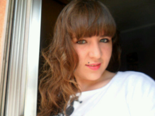La felicidad es caracterizada por los momentos buenos de tu vida :) no mires lo malo solo quedate con lo bueno y seras enormemente feliz :)