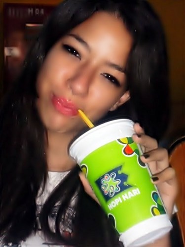 ☆ Elα que vive com α cαbeçα nα luα, com músicα no ouvido e corαção nα bocα. Elα é meninα e mulher.  @Sr_descoladoo 3☆