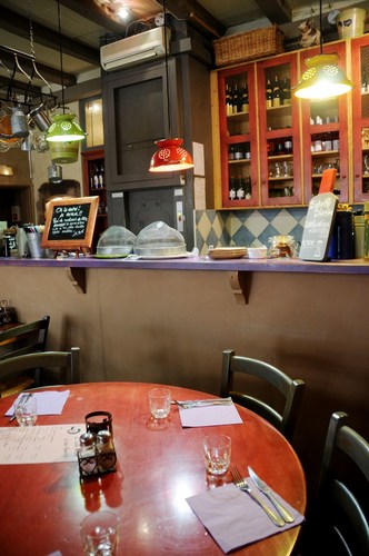 Restaurant à l'ancienne, cuisine rustique & produits bio, ambiance fermière, déco atypique. 4 rue de l'Ecurie, Strasbourg.