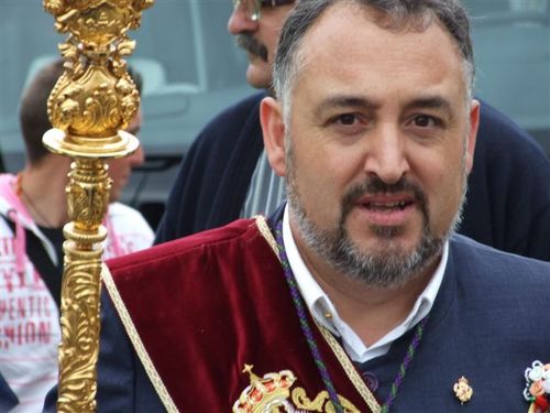 Alcalaíno de nacimiento y malagueño de adopción. Empresario y Asesor Fiscal. Entusiasta romero de la Virgen de la Cabeza y hermano de su Hermandad malagueña.