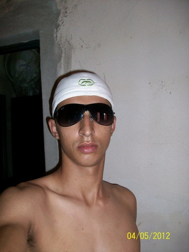 amo futebol,gosto de estar com família e amigos, gosto de escutar e ser escutado