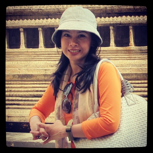 Happy working mom with passion in fashion. A yogini,durian lover,books lover ...
