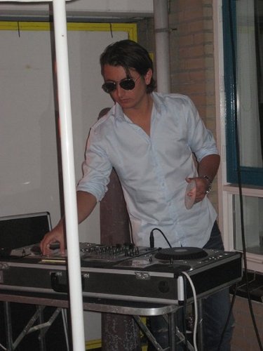 full-time model (Official twitter van Danny Rosales) follow-me !!