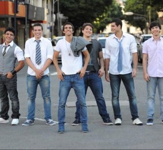 pinguimrei's profile picture. Banda de Pop Percussivo Formada por 5 amigos da cidade de Salvador que tentam juntar a melodia do Pop Rock com a alegria da música baiana!