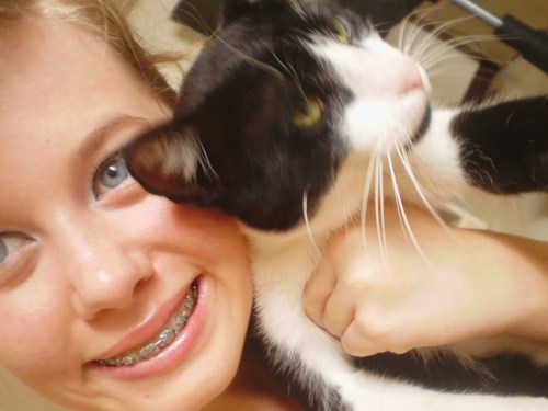 aquariana , solteira ,  chata , meiga , carinhosa . amo animais , sou modelo e futura arquiteta , me segue vai :D