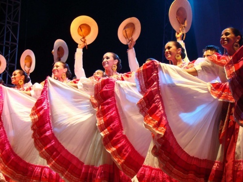 Colima es un estado de ánimo, una forma de vida, un abrazo a lo auténtico, un paseo por olores, sabores y colores... Colima,un lugar que siempre nos sorprende.