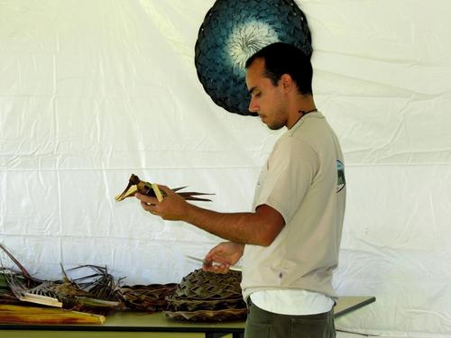 Biólogo,Artista plástico, Artesão, Monitor e Educador Ambiental do Município de Ilhabela.