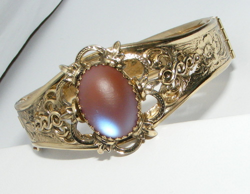 Vintage Costume Jewelry seller & lover, Nurse, mom to4 kids & 2 cats
http://t.co/Umus4rJpsD   P
http://t.co/Yhfym9NUBe