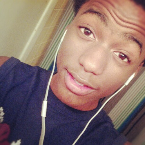 DONT FOLLOW THIS TWITTER FOLLOW MY NEW TWITTER @_xThrillRich PLEASE! !!!!!!
