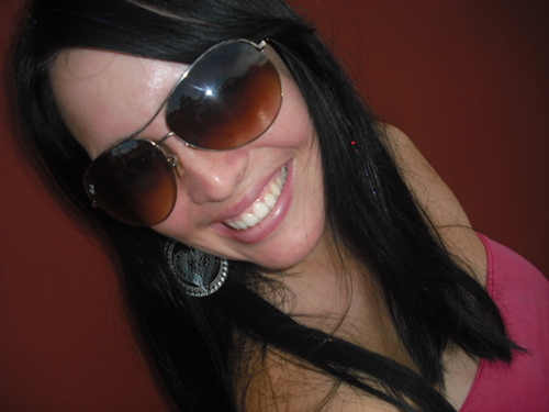 Sou um alguém que vive o hj..que por onde passa contagia tds com uma energia positiva..e que neste mundo está para ser FELIZ e semear FELICIDADE!!!