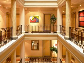 Cet hôtel de charme 4* propose un havre de paix au coeur de Lausanne. Les 60 chambres et junior suites invitent au voyage et à la détente.