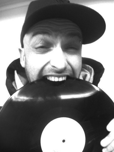 viezevingerz's profile picture. Fuckin up records on the ones and twos...