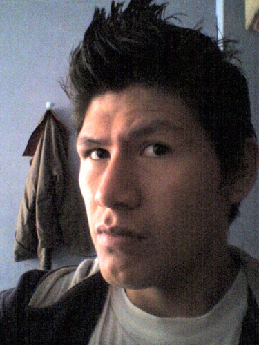estudiante de ing industrial, toco guitarra porque me gusta, y canto no se por que, me gusta tambien ps