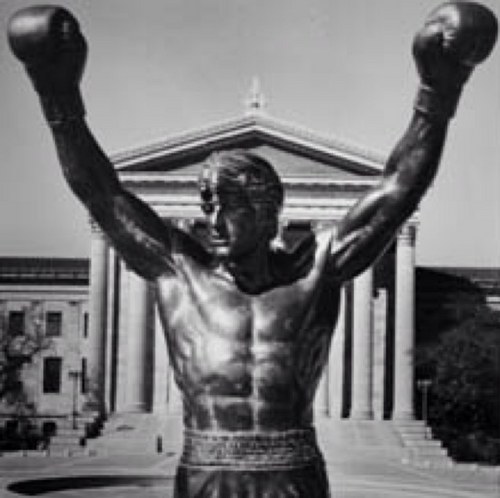 Contre toute attente, Rocky tient la distance face à Creed. Rocky est considéré comme le vainqueur moral. Il est le premier à l'avoir envoyé à terre