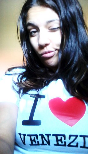 Brazilian, smart, sexy, sincere, convinced, loves twitter, loves chocolate and lives very happy, loves the kardashians !!!