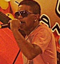 Mc , Danaçarino , Produtor , do grupo #OsConquistadores , dos sucessos #RabiscaRabisca #PentadaEscondida e a nova #ConquistadorBrabo namorado da @uva_costa