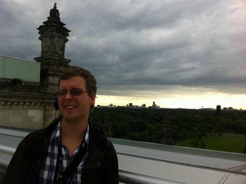 RosenvindJakob's profile picture. Socionom med samhällsengagemang för mänskliga rättigheter.  Kurator på Stockholms Skolors ungdomsmottagning. Producent för #Skumpodden.