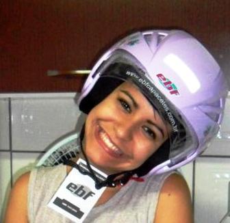 Capricorniana, sentimentalista, extrovertida,amiga pra todas as horas, sou egoísta e teimosa! hehhehe Aprendi que o que não me mata me fortalece! =D