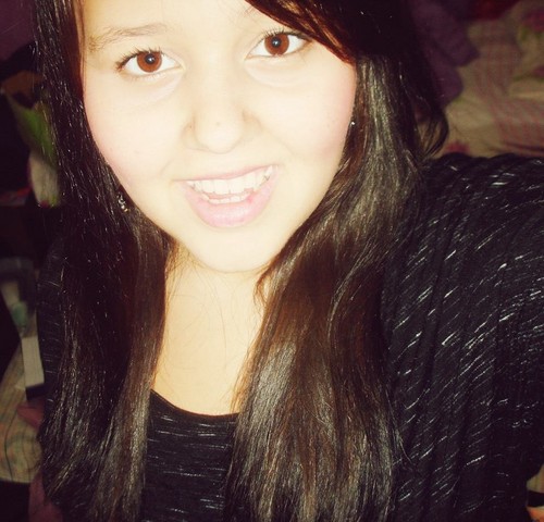 16 anos, estudante de publicidade, libriana, solteira. Adoro amores, familia, amigos e pizza :) haha