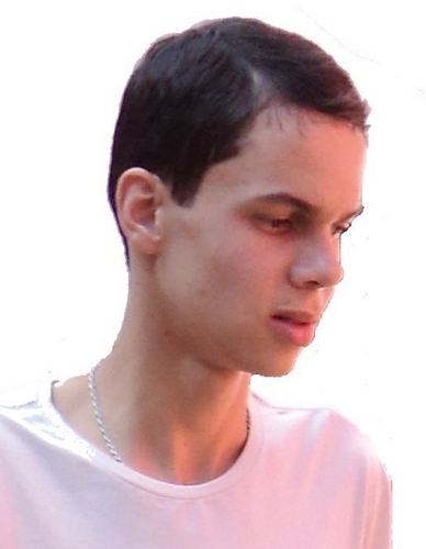 Me chamo André, tenho 18 anos, cruzeirense, escorpiano; estudo, adoro filmes, músicas, twittar, ler e viajar...