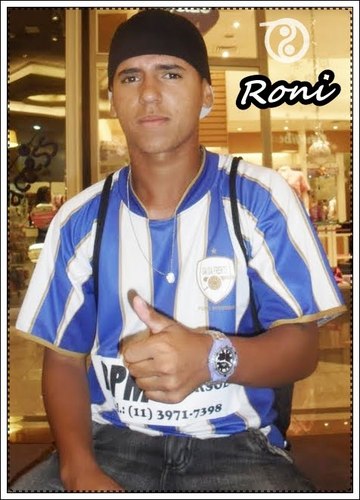 Sou só mais um menino feliz querendo brincar com sua bola ,Alegre ousado e  filho de Deus !    Ousadia&alegria - Roni Dias
