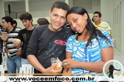 viver é descobrir cada dia algo novo, sem se preocupar com o q dizem ou pensam os outros o q importa é ser feliz.
 E ser feliz é estar com Cristo!!!