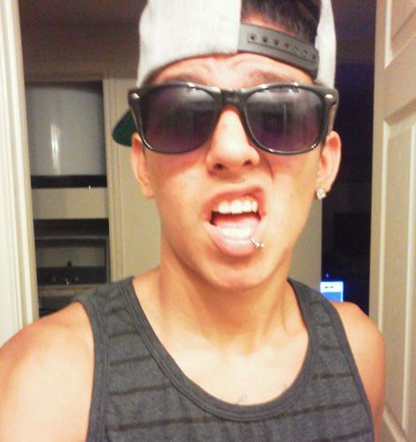 i tweet what i feel, whats real, advice, and to make you laugh, im a cool guy so follow me and maybe ill do the same if you mention me :)