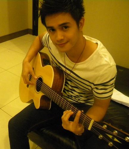 We are fans @Ajundangerous @Thejunasmonkey Band siapa suka ngefans pgn dapet dan tau info banyak soal mereka GO FOLLOW @LA_DangersTNG :D |08|01|2012|