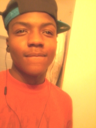 im a real azz nigga ......fuck da bullshit.... stay fresh as hell luv to smoke green nd count it.. where u at?