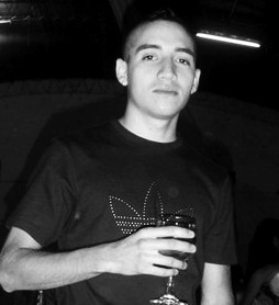 Sou atendente de uma loja de informatica e também sou freelancer fazendo site.