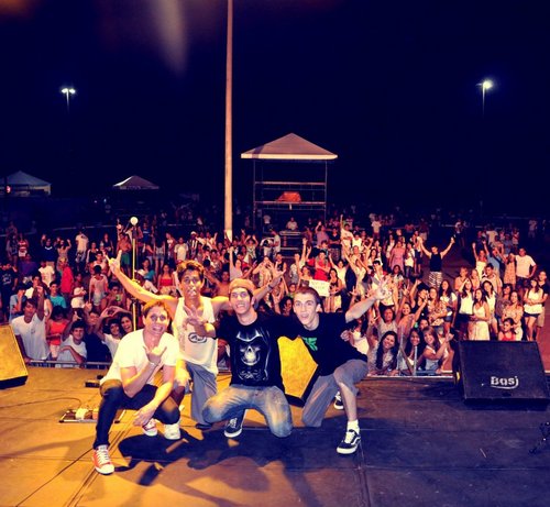Twitter da Banda SKYDRIVE Formada por: @FEEEEEEEELIPE, @flaviorodrigo, @paulimsky e @_ViniciusReis http://t.co/qbjyjYRW4k