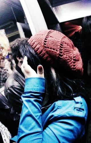 bio fugio com a bia..// Gente segue esse twitter é o que eu mais mecho agora @Weet_Suicid,sigo de volta*-*