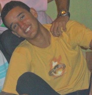 Sabe aquele garoto diferente de todos? Sou eu, Carinhoso & Super romântico, é o meu jeito. assim eu sou & nunca voou mudar. desde já , Prazer Caiio Bomfim !! :]