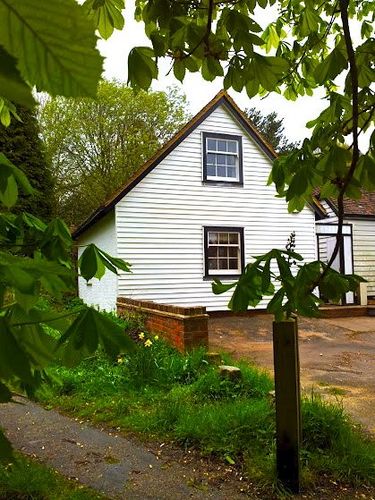 Gorgeous self catering holiday cottage in Tunbridge Wells. Located in the Pantiles. 1 Bedroom and little garden. Great location!