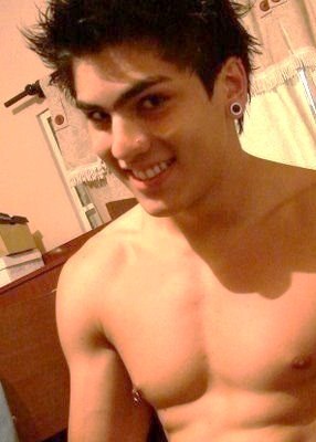 ciumento,chato,timido 

hj naum sou prostituto muleke piranha pq sou fiel tenho minha namorada uso ALIANÇA em vez de anel....♪♫ ♫