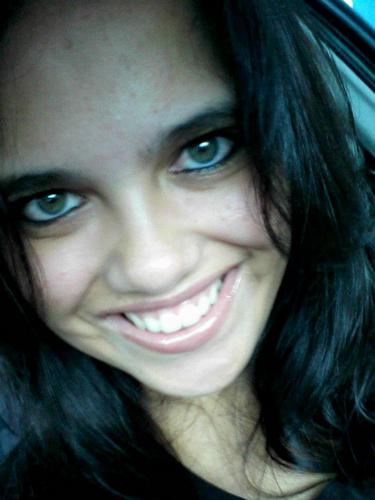 Se um dia te magoarem, olhe para cima e continue caminhando. Faça eles se perguntarem porque ainda está sorrindo. (: