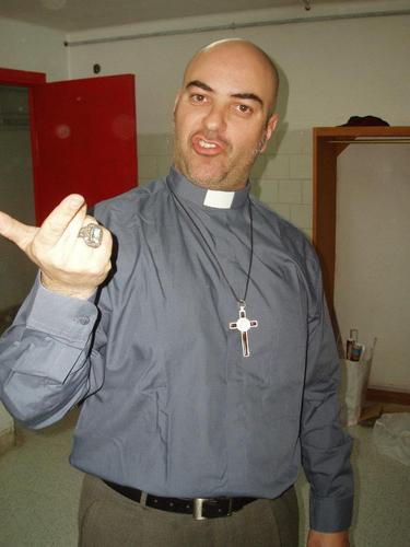 Disidente. No me adorna el espíritu de Mártir. Situado en la trichera contraria al rancio abolengo de la mal llamada izquierda y de los neo-hippie fascistas