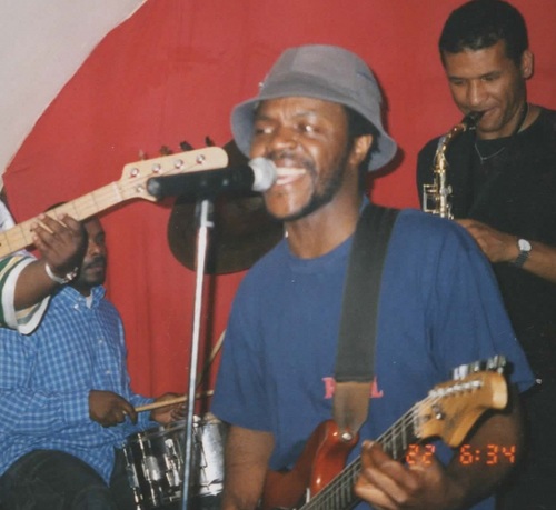 Wess FOSSO : Artist from Cameroon, Paris resident since 1990
Singer guitarist, Author Songwriter, Comedian...
Performs in music halls, cabaret, venues etc.