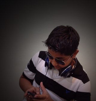 My name is Hussain I love meeting new people im a gamer, a twitter addict, junk food lover and I LOVE COOKIES.