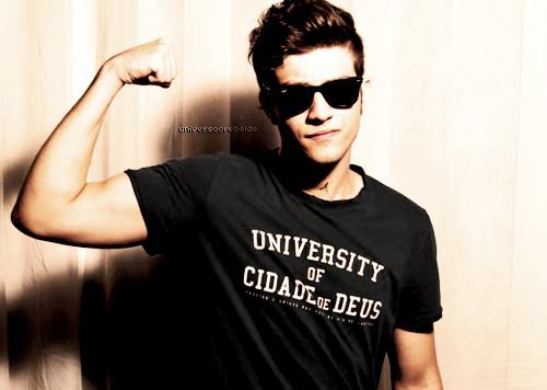 @Chayleao tee amoo! Sigo Todos Os Fcs Dos Rebeldes !