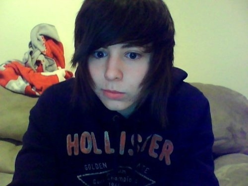 Hello! This is Erich. He listen to BVB, AA, BMTH, Alesana, Suicide Silence. He's really an amazing person and also gay. :) @Swedishhairball ♥
