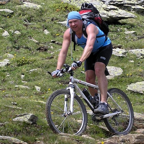 Verhulk's profile picture. MTBen, trailrunning, jachthond Toller Fenna, skien, buitensport, muziek, jazz rock, fotografie, Apple , gadgets, getrouwd met Linda, vader van 2 meiden