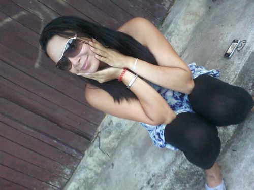 ' Meu nome Fabiana Andrade tenho 20 anos sou de 
Sagitário sou muito comunicativa adoro conversa com pessoas novas, então me segue ai (y
